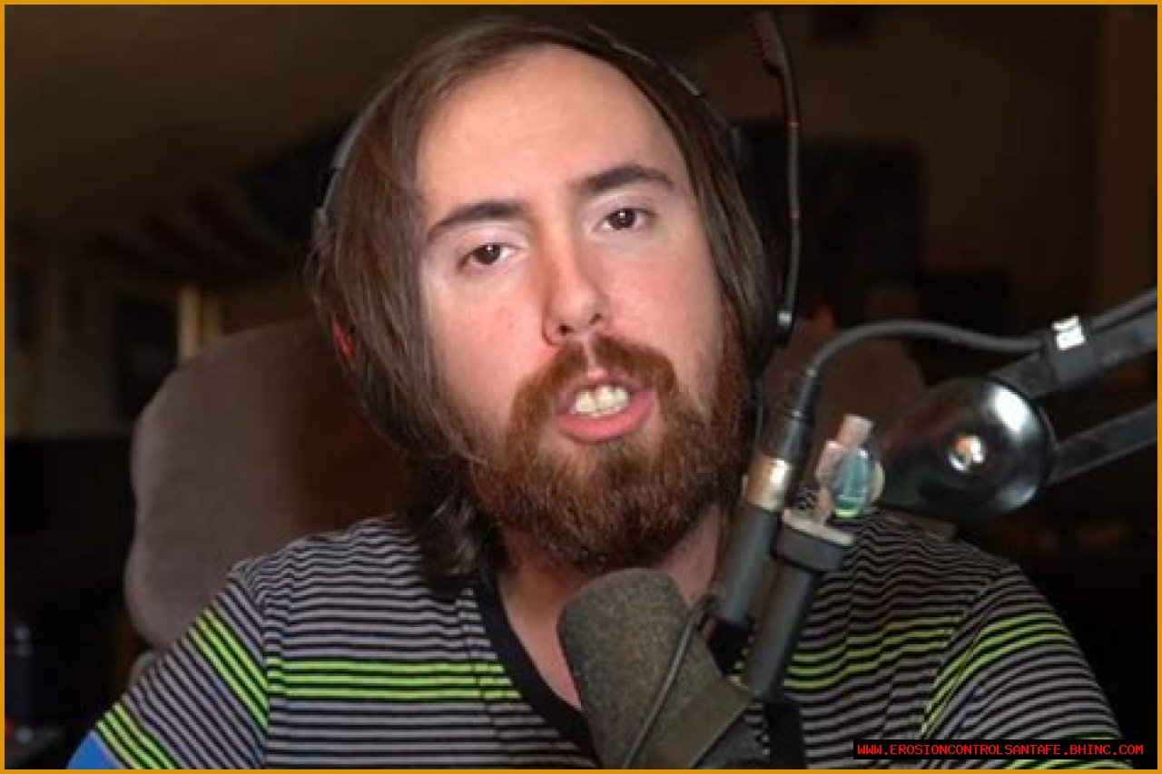 Asmongold slams Pokimane haters begging Twitch to ban her over resurfaced clip