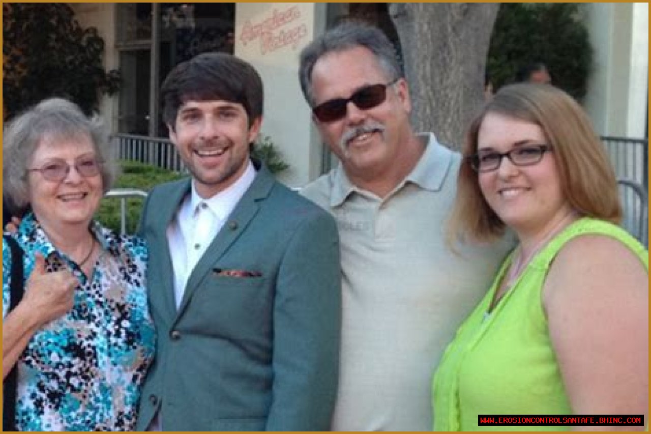 Is Ian Hecox Married? Who is Ian Hecox wife?